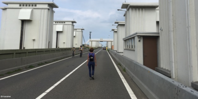 Afsluitdijk met fietsers en wandelaars