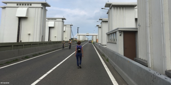 Afsluitdijk met fietsers en wandelaars