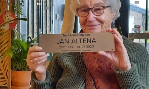 Didi met plaquette Jan Altena verkleind.jpg