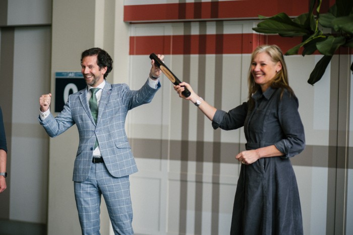 Arne Schaddelee en Judith Bokhove estafette stokje