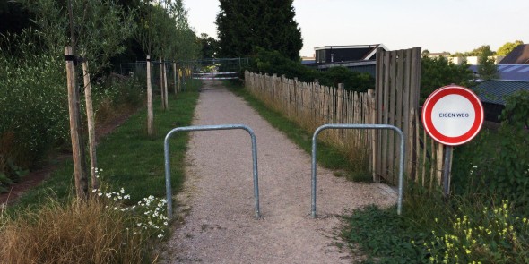Een hek en het bord eigen weg in Aalsmeer op het Pelgrimspad © Wandelnet.jpg