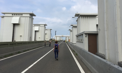 Afsluitdijk_met_fietsers_en_wandelaars.png