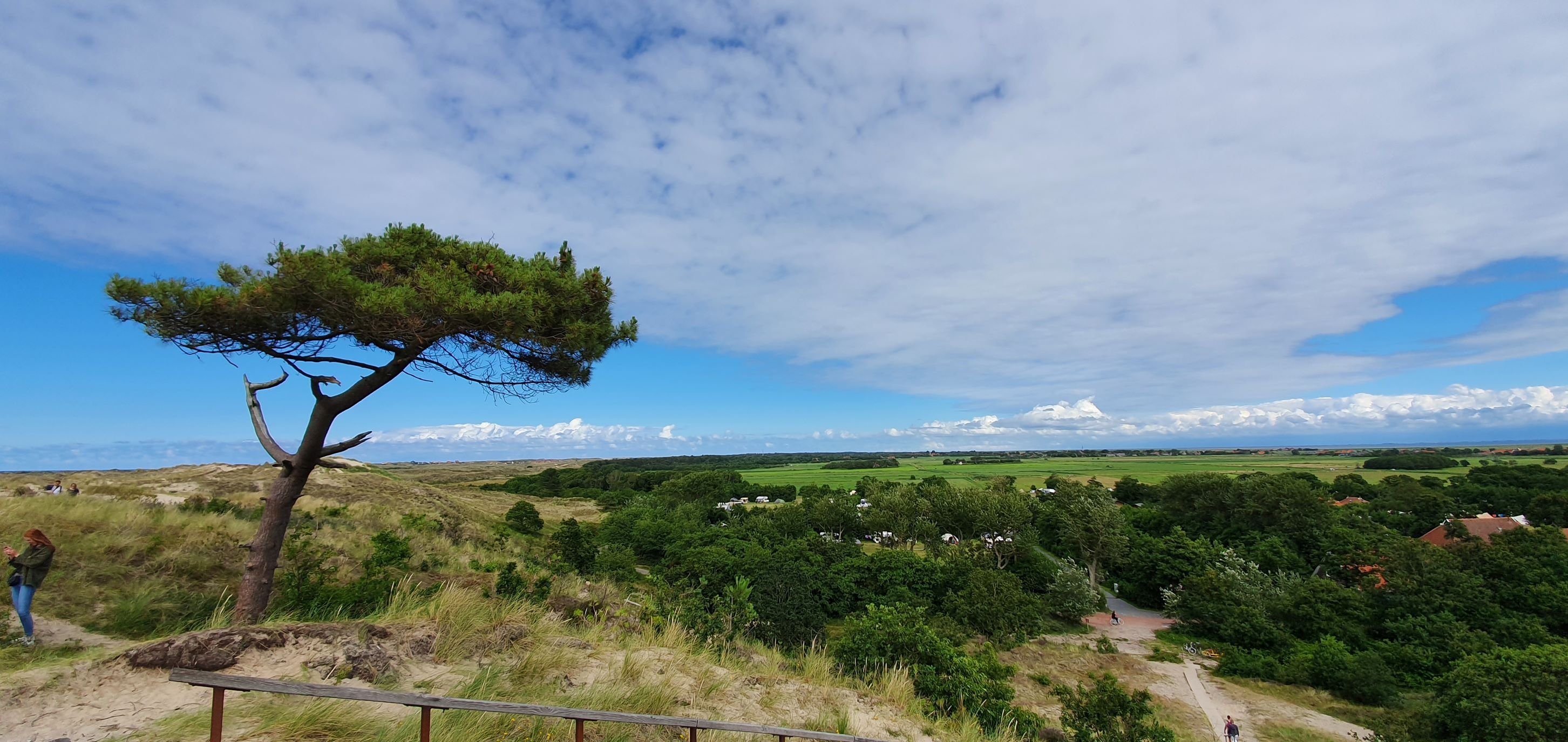 Uitzicht vanaf Arjensduin op Terschelling, Henrie van Zoggel.jpg