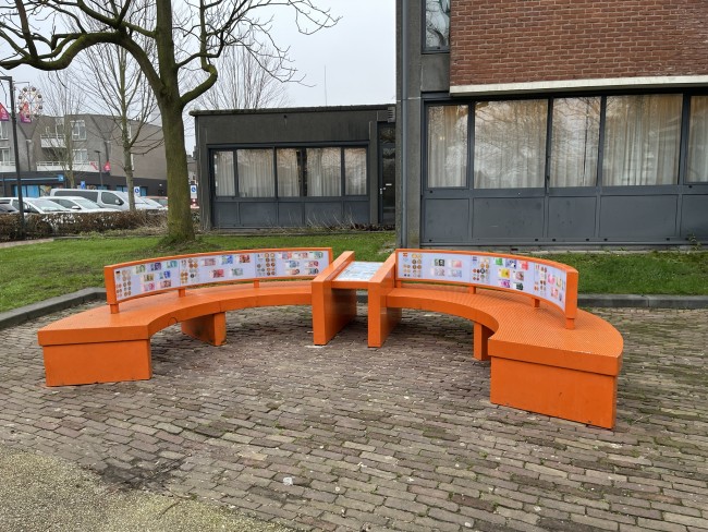 De euro zitbank - Borne © Ernst Koningsveld