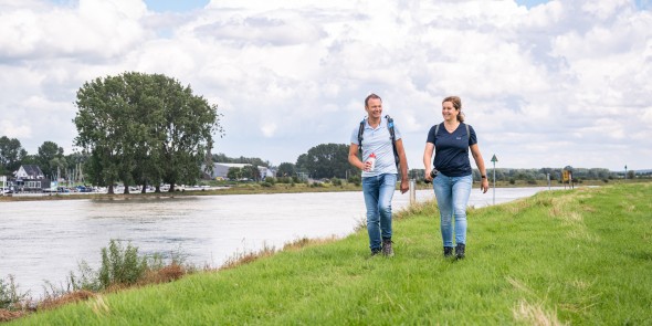 Wandelaars in de uiterwaarden © Ad Snelderwaard.jpg