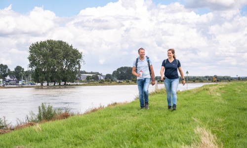 Wandelaars in de uiterwaarden © Ad Snelderwaard.jpg