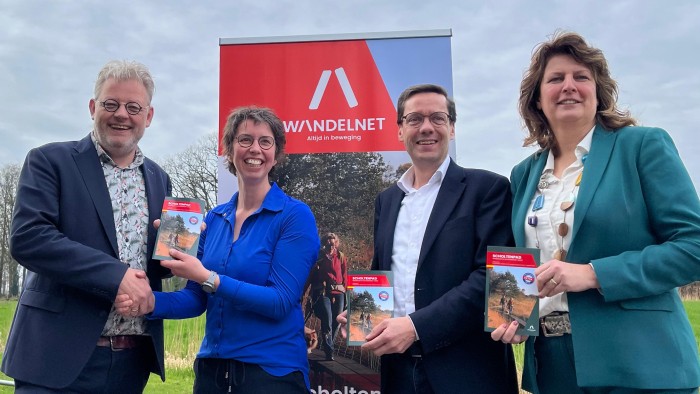 Overhandiging gids vernieuwde Scholtenpad