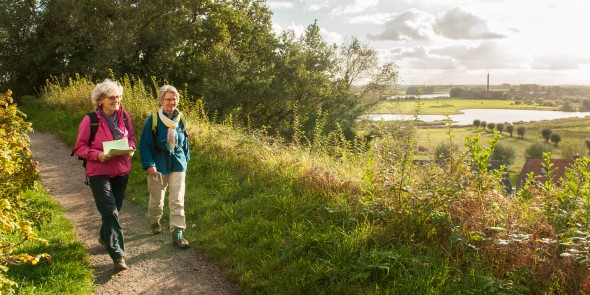 Wandelende dames in uiterwaarden Nederrijn nabij Wageningen © Ad Snelderwaard.JPG