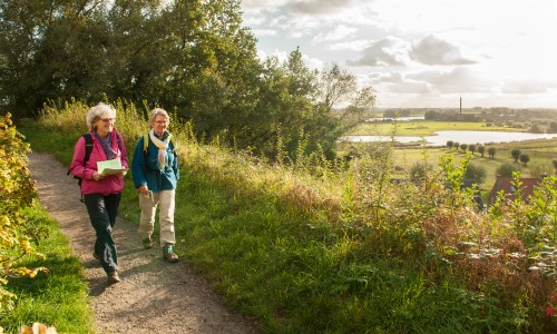 Wandelende dames in uiterwaarden Nederrijn nabij Wageningen © Ad Snelderwaard.JPG