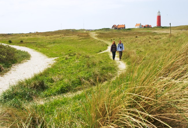 Wandelaars bij de vuurtoren van Texel © Ad Snelderwaard