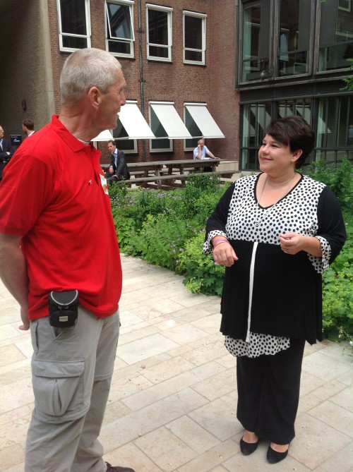Johan Vellinga met voormalig staatssecretaris Sharon Dijksma © Wandelnet