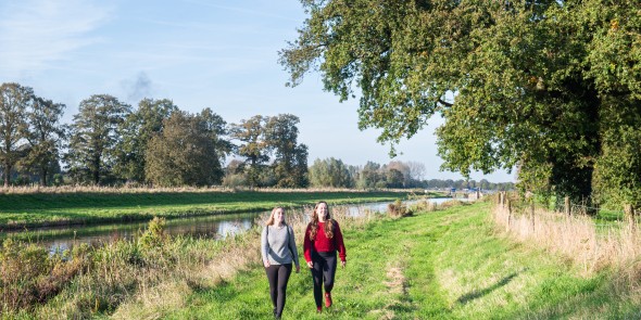 Wandelaars langs de Slinge bij landgooed Beekvliet-20 (2).jpg