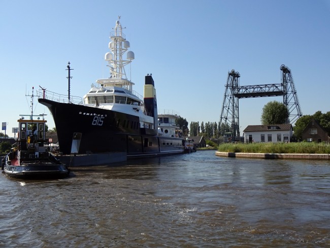 Transport onder de Hefbrug © Ernst Koningsveld