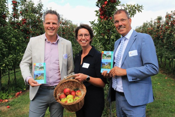 Overhandiging Betuwepadgids aan gedeputeerde van 't hoog en wethouder van Stappershoef © Wandelnet -