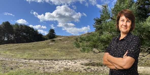 Inge Plaatsman voor de duinen bij Egmond © Ernst Koningsveld.jpg