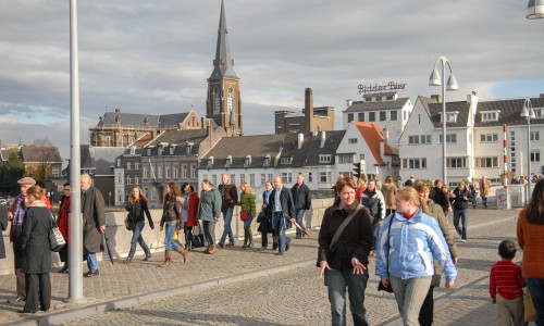 Voetgangers op Servaesbrug in Maastricht.jpg
