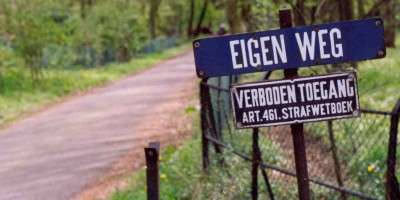 BORDJE EIGEN WEG EN VERBODEN TOEGANG.jpg